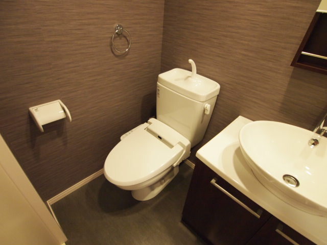 トイレ　落ち着いた色調のトイレです