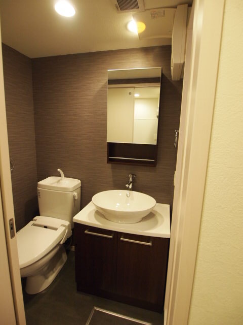 洗面設備　独立洗面台あり、毎朝おしゃれに忙しい女性の方におすすめです