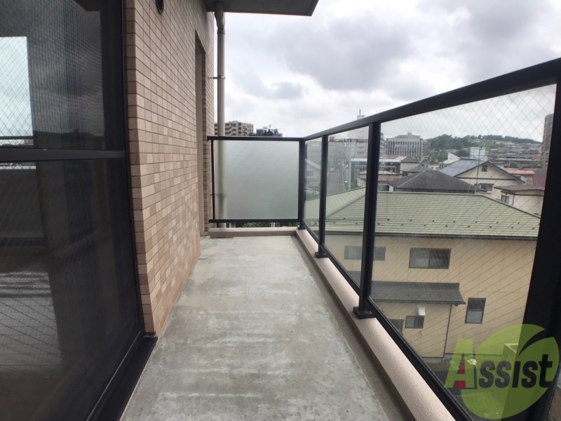 バルコニー　このバルコニースペースは洗濯物も問題なく干せそうですね。