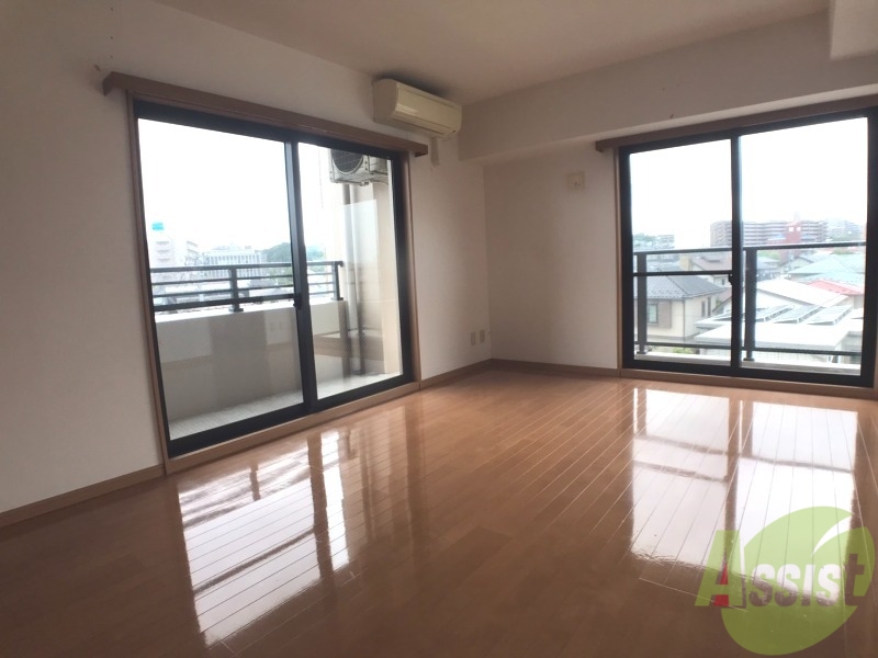 居室・リビング　陽当たりが良く、広々として過ごしやすそうです。