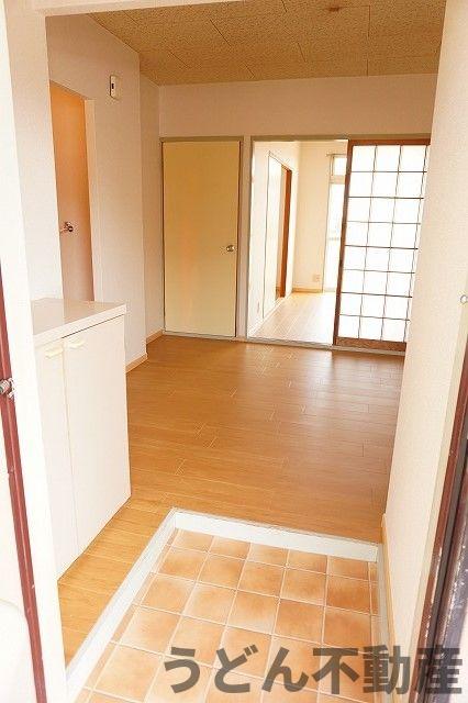 玄関　うどん県のお部屋探しはうどん不動産へ うどんちゃんとLINE