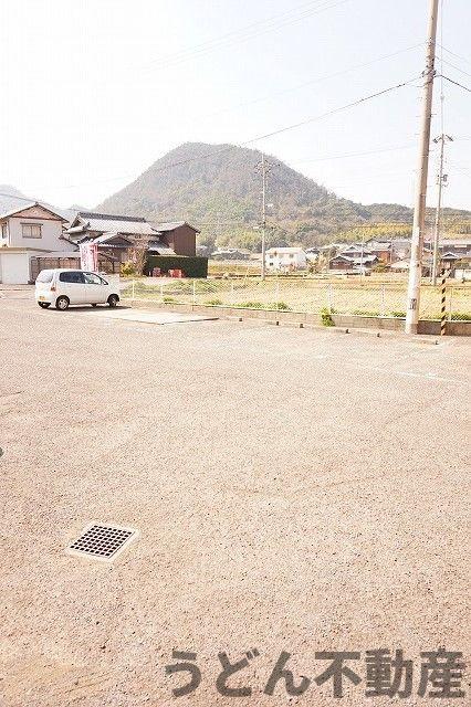 駐車場　うどん県のお部屋探しはうどん不動産へ うどんちゃんとLINE