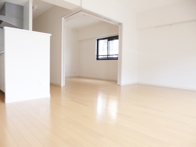 居室・リビング　白とフローリングの清潔感ある室内です