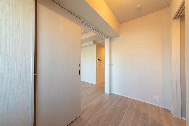 その他部屋・スペース　落ち着いた色調の寝室です