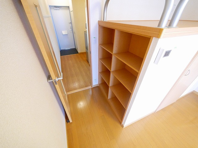 収納　小物を飾ったり本を置ける棚