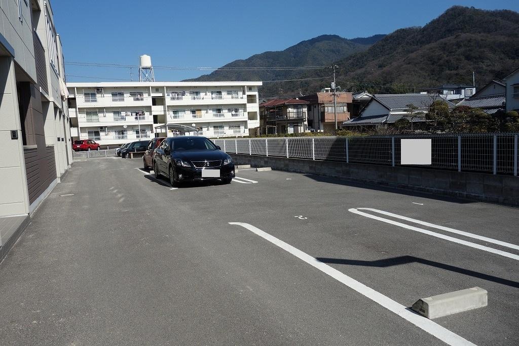 駐車場　2重白線で駐車しやすいゆったりとした駐車場♪