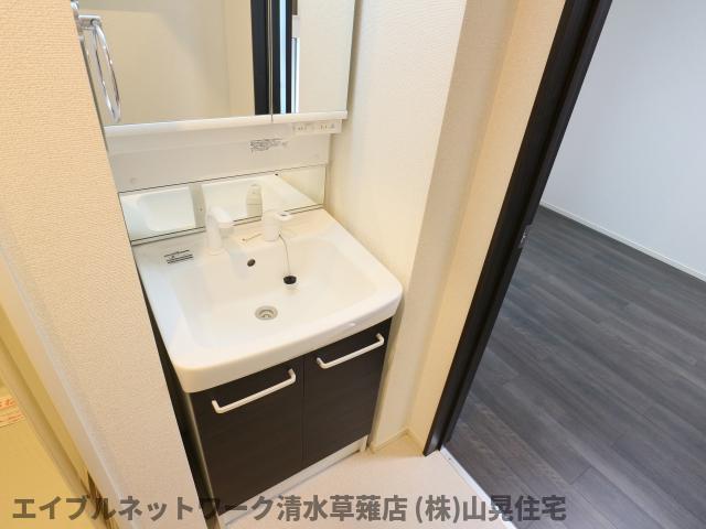 洗面設備　ゆったりとスペースのある洗面所