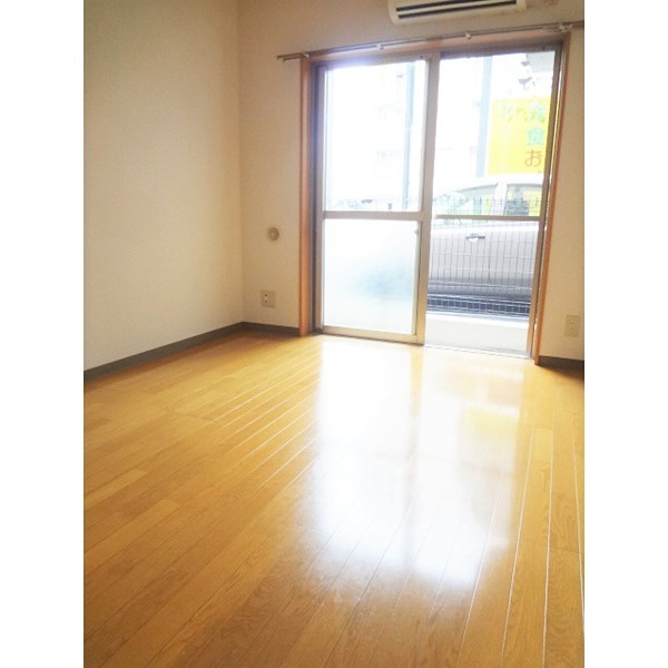 居室・リビング　南東向きの明るいお部屋です。（同物件別部屋の写真）