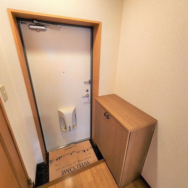 玄関　下駄箱付きの玄関です。（同物件別部屋の写真）