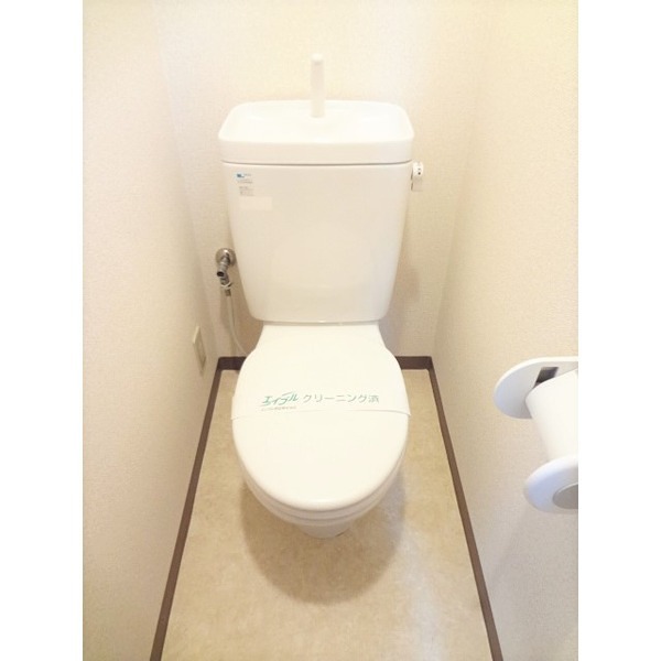 トイレ　清潔感のあるトイレです。（同物件別部屋の写真）