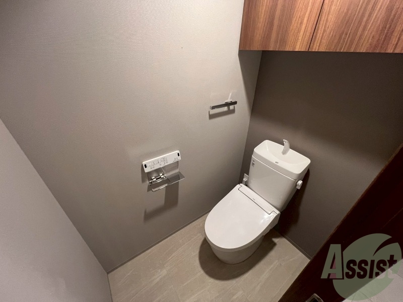 トイレ　トイレは収納スペースがあり備品を入れておくことができます。