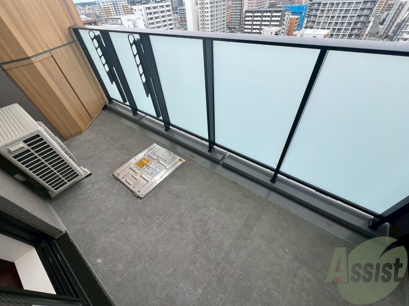 バルコニー　バルコニーには洗濯物を干すスペースがありました。