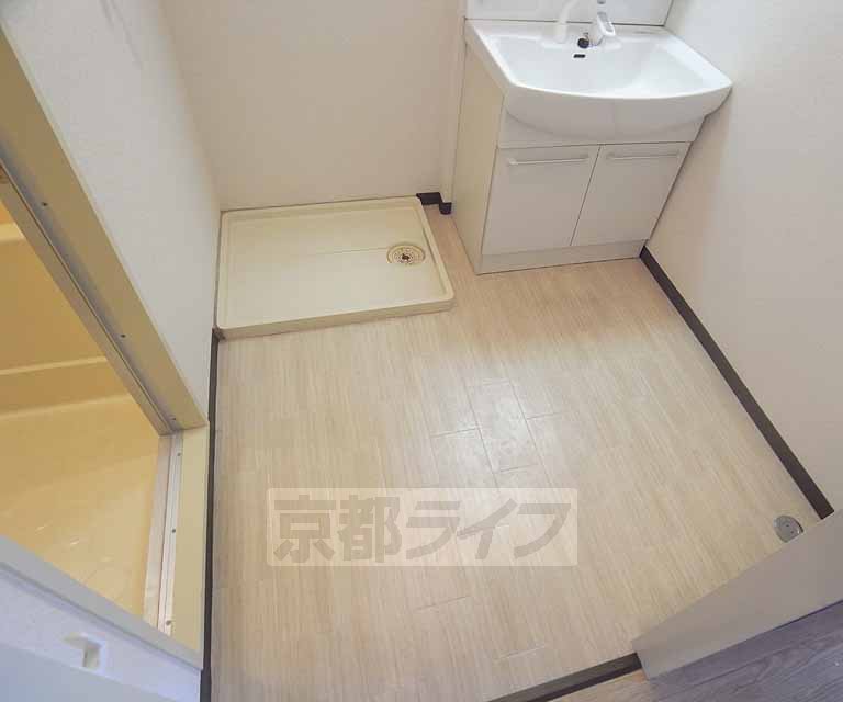 洗面設備　きれいで広めの脱衣スペースです・