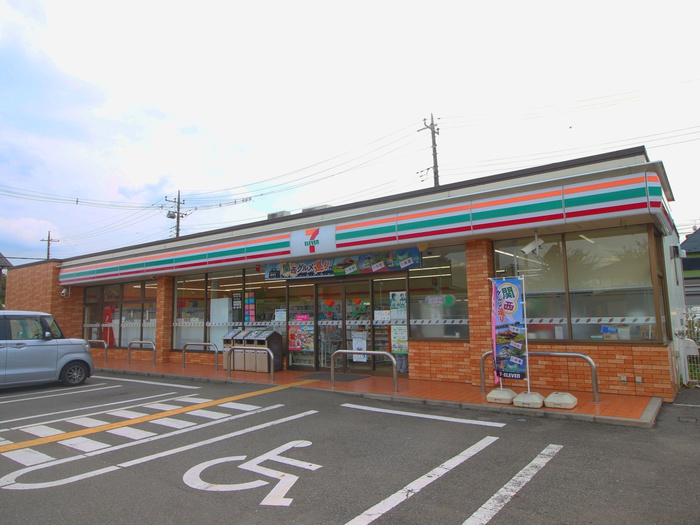 コンビニ　セブン（コンビニ）まで550m