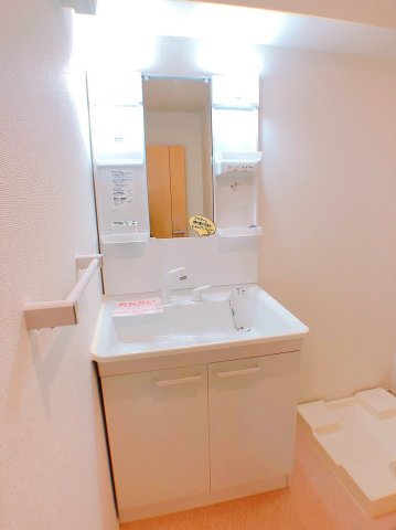 洗面設備　洗面脱衣所にシャンドレ付独立洗面台付と洗濯機置き場♪