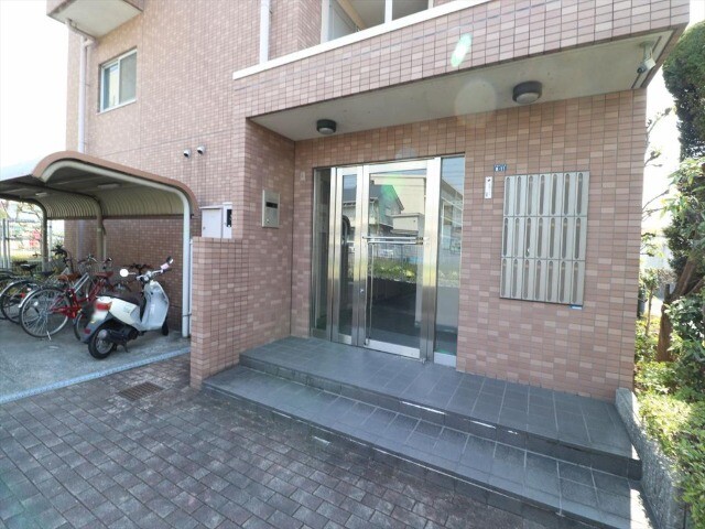 エントランス　オートロック付きで安心です