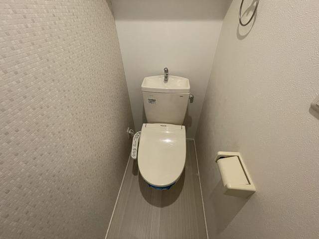 トイレ　温水洗浄便座です