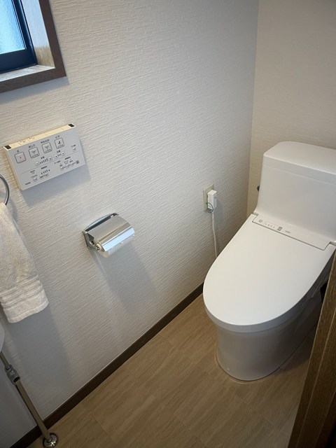 トイレ　トイレは温水洗浄便座付き♪人気のバストイレ別です♪窓のあるト