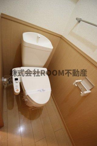 トイレ　落ち着いた色調のトイレです