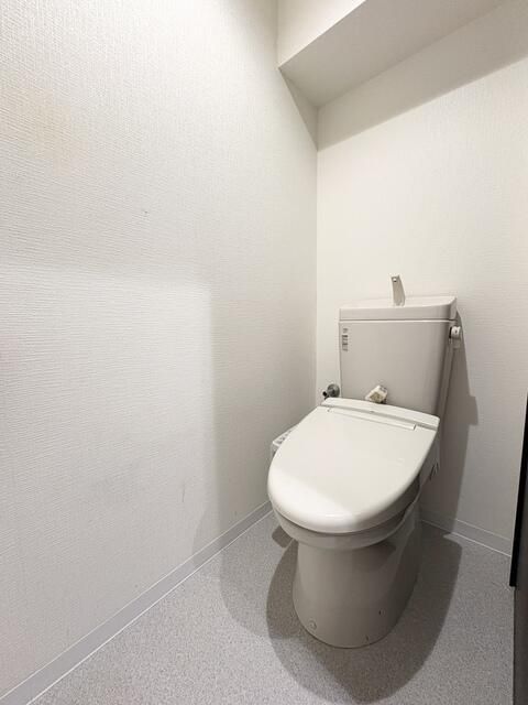 トイレ　落ち着いた色調のトイレです