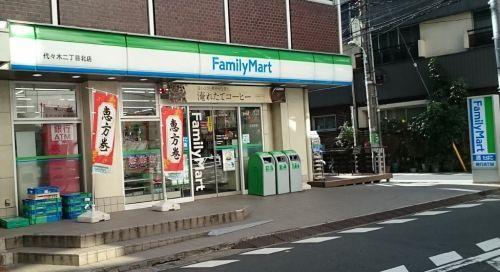 コンビニ　ファミリーマート代々木二丁目北店（コンビニ）まで104m