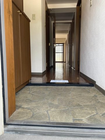 玄関　風通りよく明るい玄関。