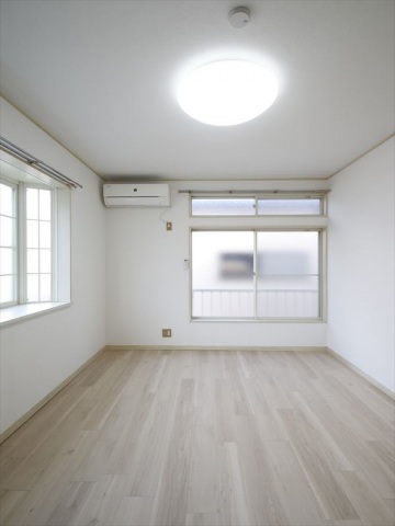 居室・リビング　広々7帖洋室　2面採光で明るいお部屋