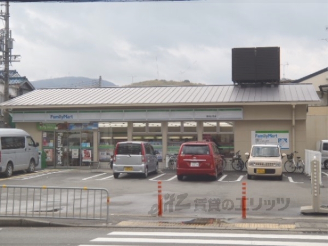 コンビニ　ファミリーマート西京山田店（コンビニ）まで810m