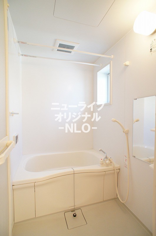 バス・シャワールーム　ゆったり浸かれる専用バス