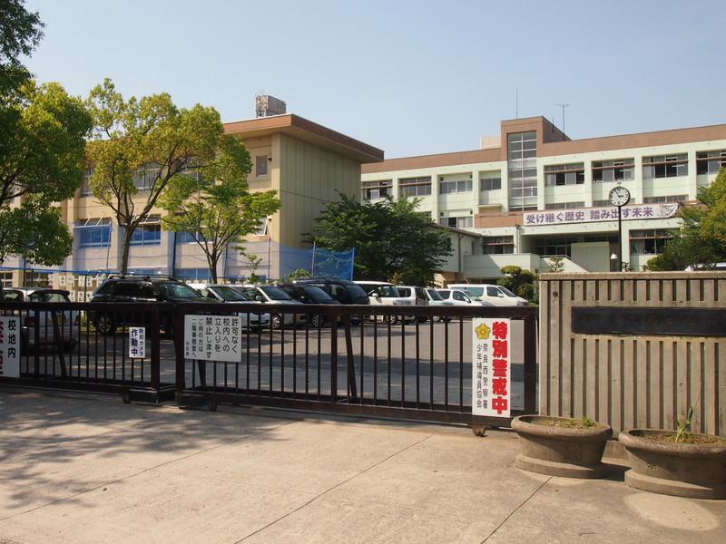 中学校　二名中学校（中学校）まで1300m