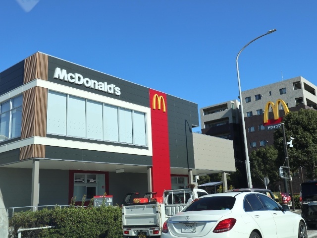 飲食店　マクドナルド港北ニュータウン店（飲食店）まで681m