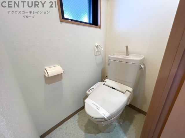 トイレ　温水洗浄便座付きで便利です