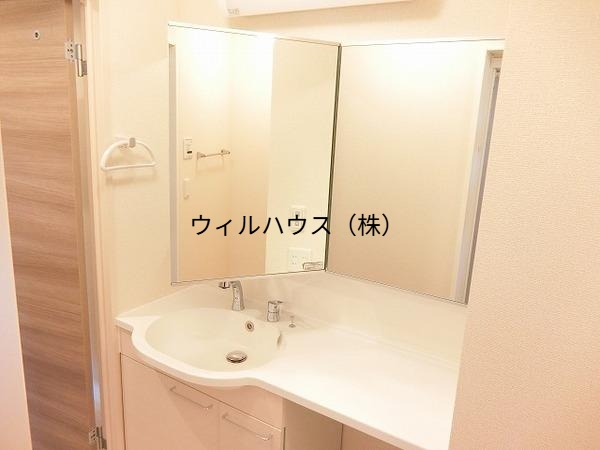 洗面設備　大きな鏡のシャンプードレッサー！
