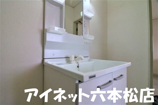 洗面設備　朝の支度にいかがでしょうか。