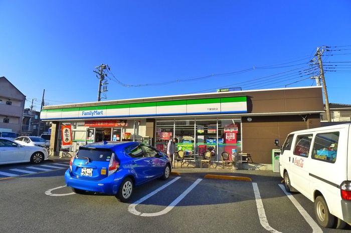 コンビニ　ファミリーマート（コンビニ）まで452m