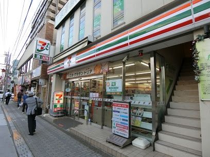 コンビニ　セブンイレブン（コンビニ）まで479m