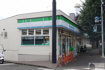 コンビニ　ファミリーマート（コンビニ）まで852m