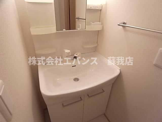 洗面設備　ゆったりとスペースのある洗面所