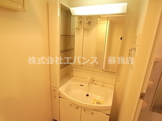 洗面設備　独立洗面台あり、毎朝おしゃれに忙しい女性の方におすすめです