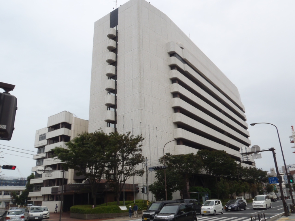 役所　横須賀市役所（役所）まで915m