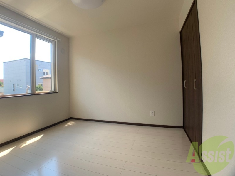 その他部屋・スペース　寝室はこちらです。光が差し込む、温かみのあるお部屋です。
