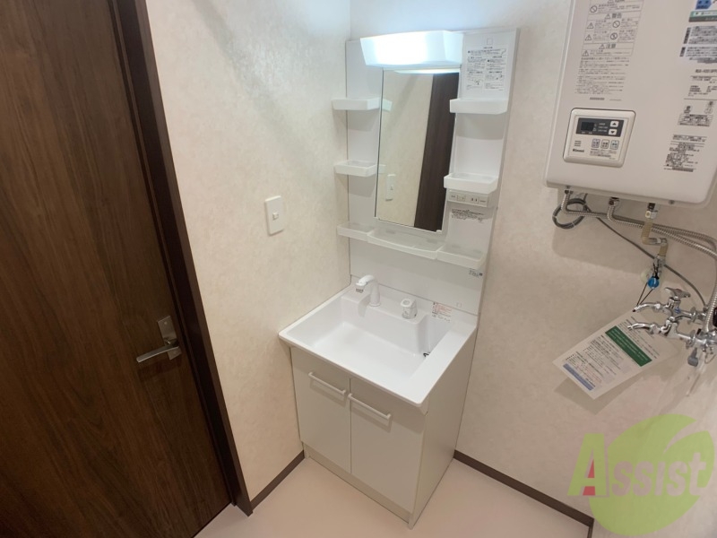 洗面設備　独立洗面台です。大きくてよいですね。シャンプーもできます。