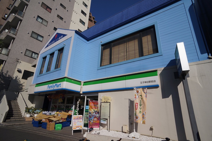 コンビニ　ファミマ王子神谷駅前店（コンビニ）まで550m