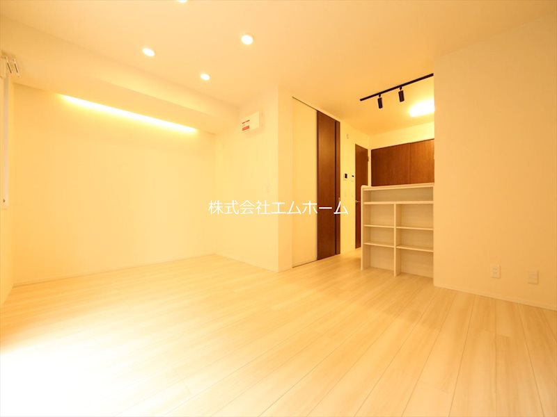 居室・リビング　ＬＬＤＫ13帖　カウンターキッチン　エアコン完備（各部屋1台