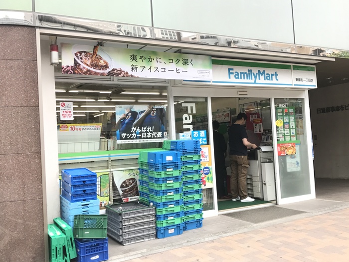 コンビニ　ファミリーマート（コンビニ）まで300m
