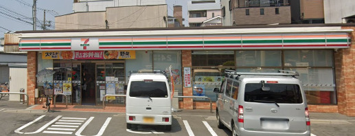 コンビニ　セブンイレブン 大阪東中本3丁目店（コンビニ）まで305m