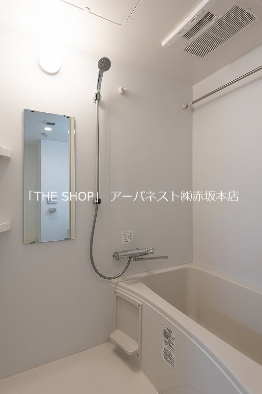 バス・シャワールーム　浴室乾燥機付きバスルーム！
