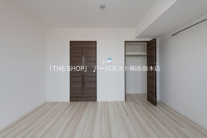 その他部屋・スペース　木目調のフローリング。幅広フローリングは空間を広く魅せる効果