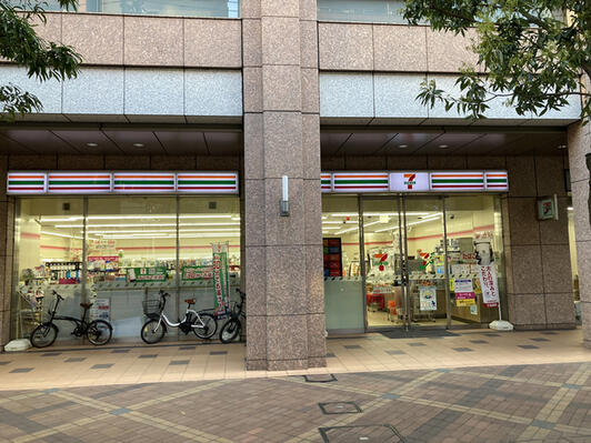 コンビニ　セブンイレブン港区三田1丁目店（コンビニ）まで188m