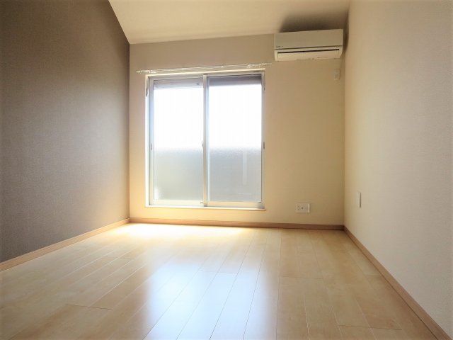 居室・リビング　南面バルコニーに面し明るいお部屋